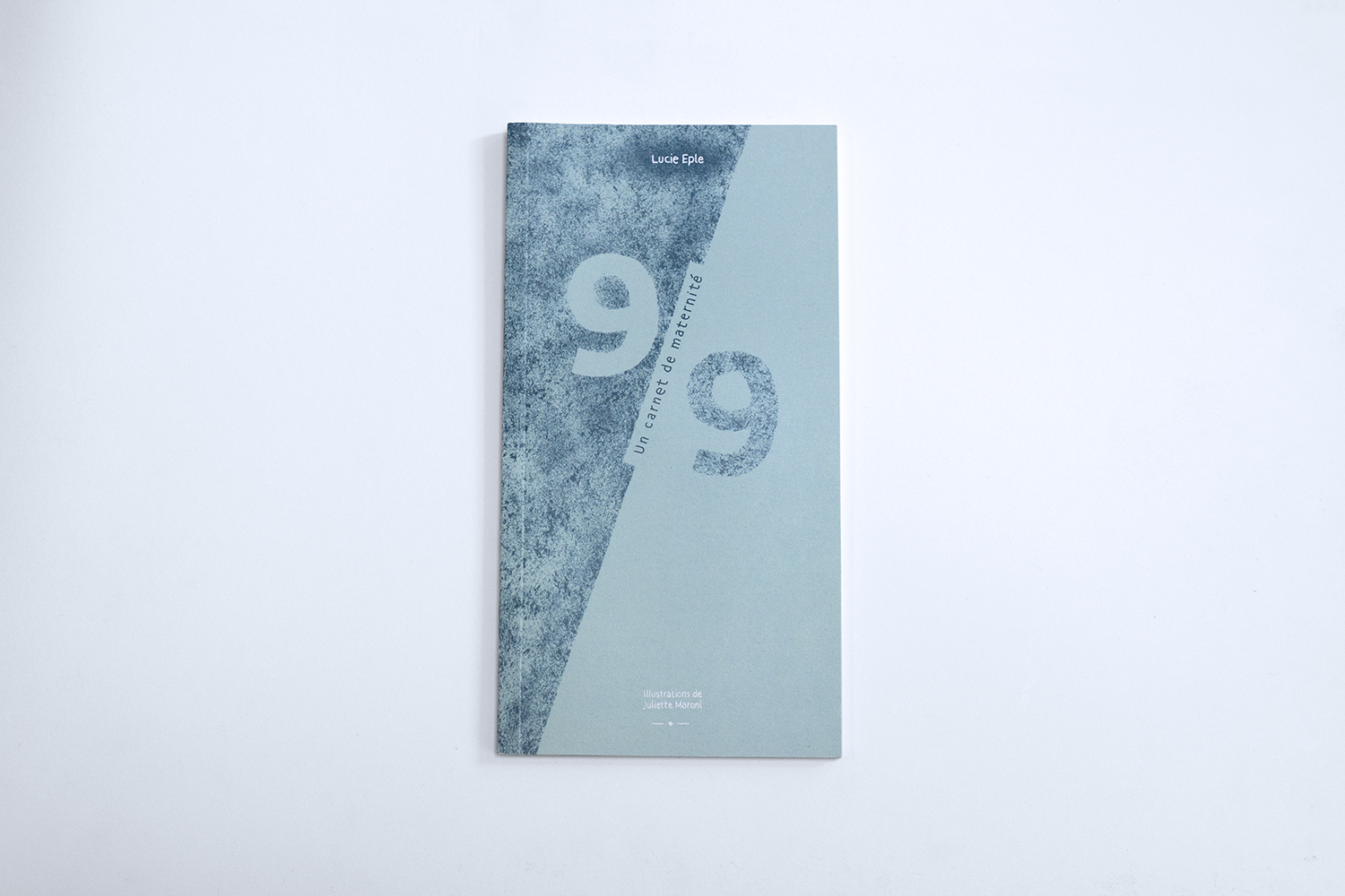 Couverture 9/9, un carnet de maternité écrit par Lucie Eple, dont la conception graphique et les illustrations ont été réalisées par Juliette Maroni.