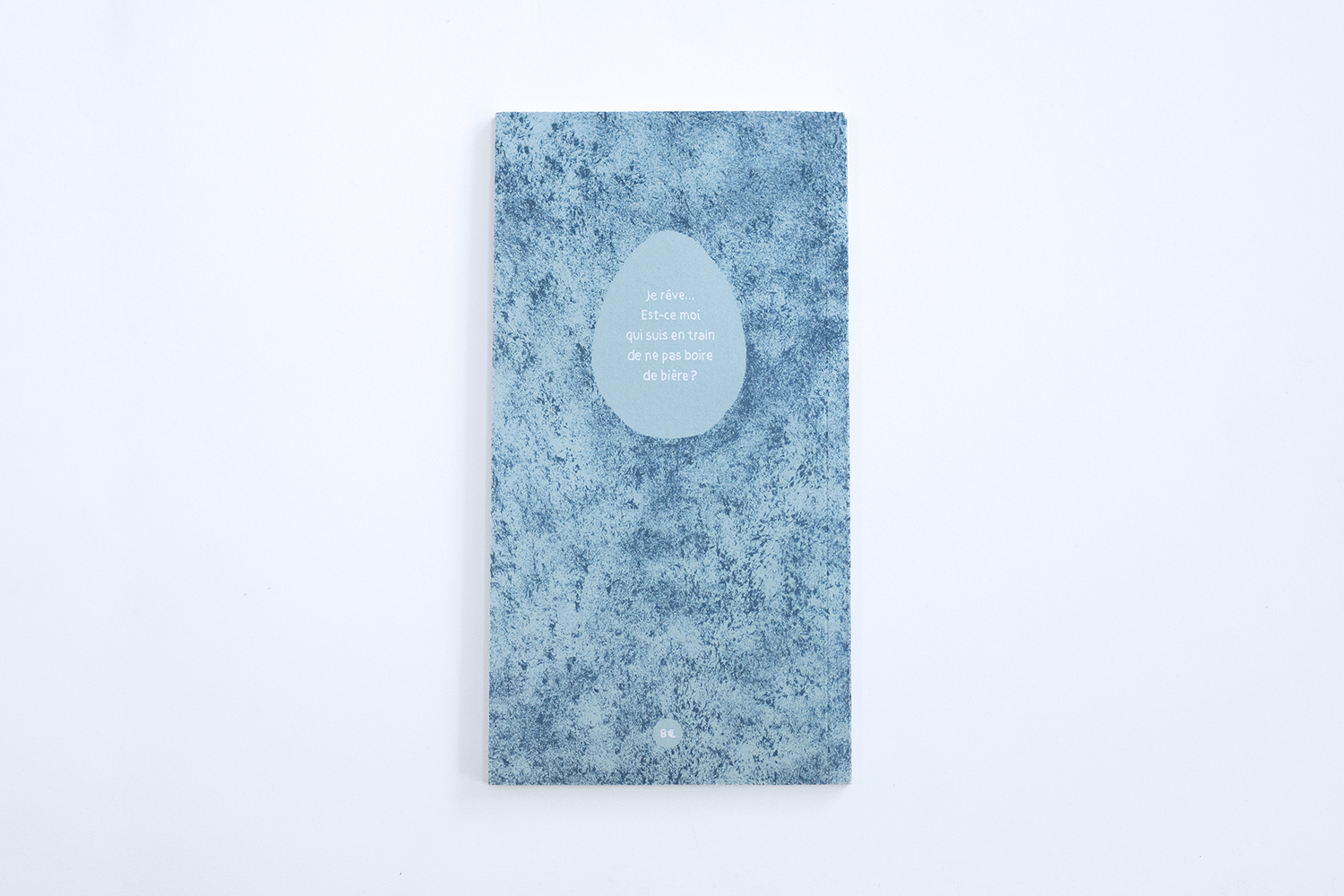 Quatrième de couverture 9/9, un carnet de maternité écrit par Lucie Eple, dont la conception graphique et les illustrations ont été réalisées par Juliette Maroni.